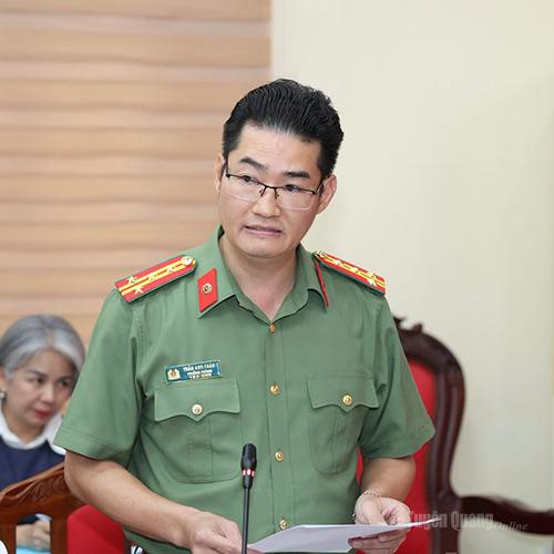 Tại buổi họp báo chiều 9-7 do Ban Tuyên giáo và Dân vận Tỉnh ủy tổ chức, Đại tá Trần Anh Tuấn, Trưởng phòng Tham mưu, Công an tỉnh thông tin về quá trình điều tra, xác minh thông tin về điểm thi môn Toán cao bất thường tại điểm thi Trường THPT Chuyên Tuyên Quang.