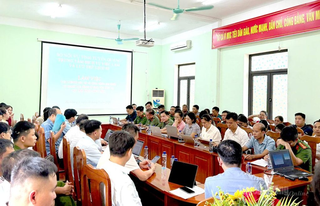 Cán bộ và Công an xã Linh Hồ tuyên truyền người dân thực hiện đúng quy định trong hợp đồng ký kết khi xuất khẩu lao động tại Hàn Quốc.