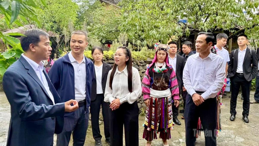 Đoàn công tác thôn Hạ Trại, trấn Mộc Ương, tỉnh Vân Nam thăm Làng văn hóa dân tộc Lô Lô, thôn Lô Lô Chải, xã Lũng Cú.