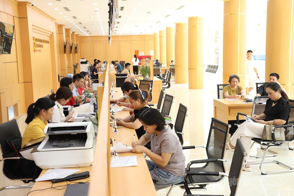 58,31% thủ tục hành chính trên địa bàn tỉnh đã đơn giản hóa tạo điều kiện thông thoáng thu hút đầu tư. Trong ảnh: Trung tâm phục vụ hành chính công tỉnh giải quyết thủ tục cho người dân, doanh nghiệp.