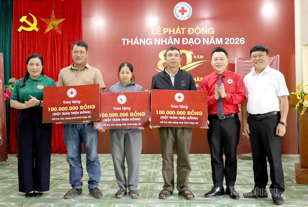 Đồng chí Mai Đức Thông, Ủy viên Ban Chấp hành Đảng bộ tỉnh, Giám đốc Báo và phát thanh, truyền hình Tuyên Quang, Chủ tịch Hội Nhà báo tỉnh và các đại biểu trao kinh phí hỗ trợ xây dựng nhà ở cho hộ nghèo tại xã Thượng Nông trong Chương trình “Hưởng ứng Tháng Nhân đạo” năm 2026.