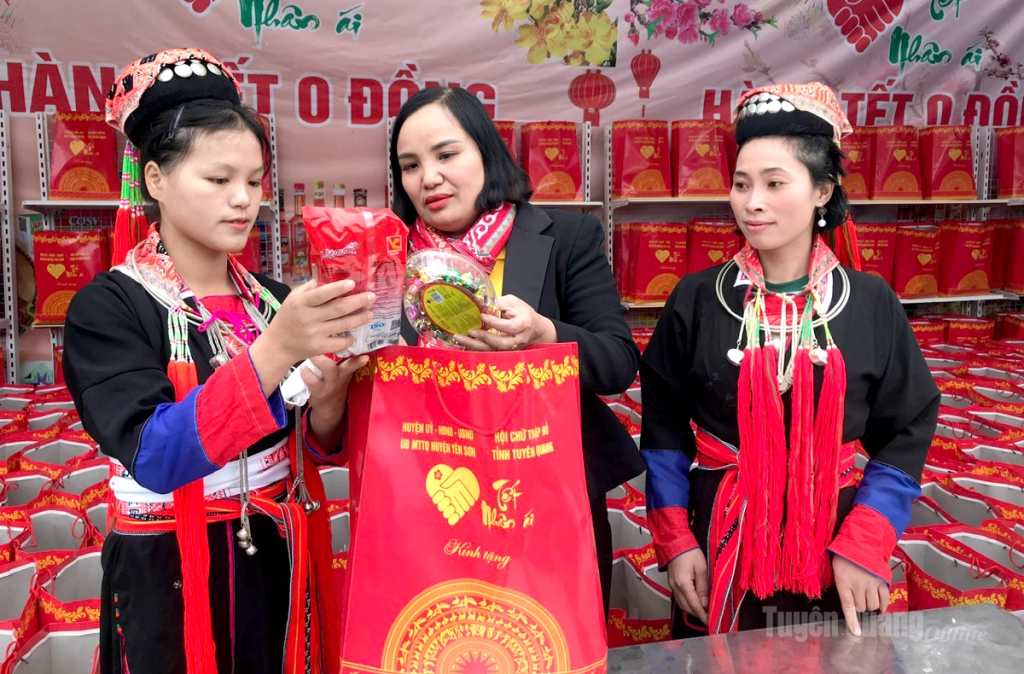 Nhân dân xã Kiến Thiết tham gia phiên chợ Tết nhân ái do Hội Chữ thập đỏ tỉnh tổ chức.