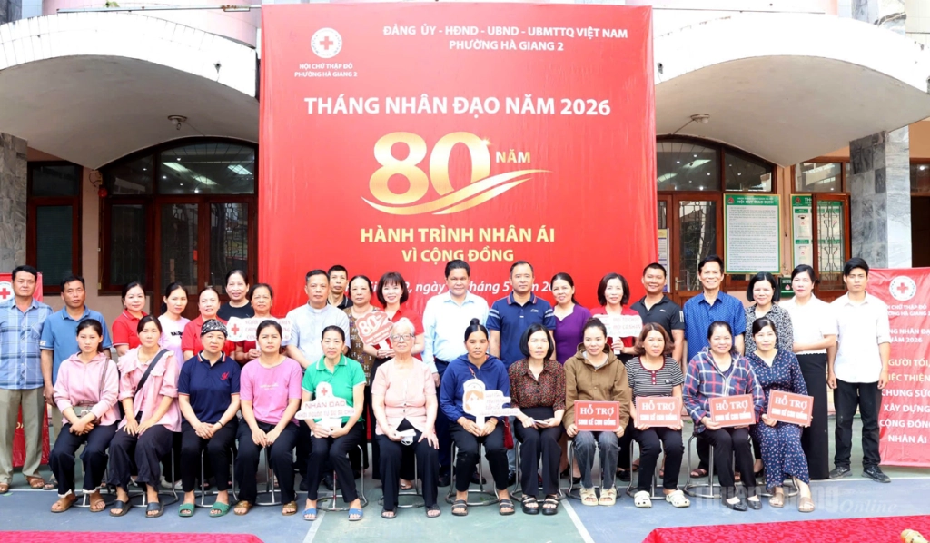 Hội Chữ thập đỏ phường Hà Giang 2 trao quà người dân có hoàn cảnh khó khăn trong Tháng Nhân đạo năm 2026.