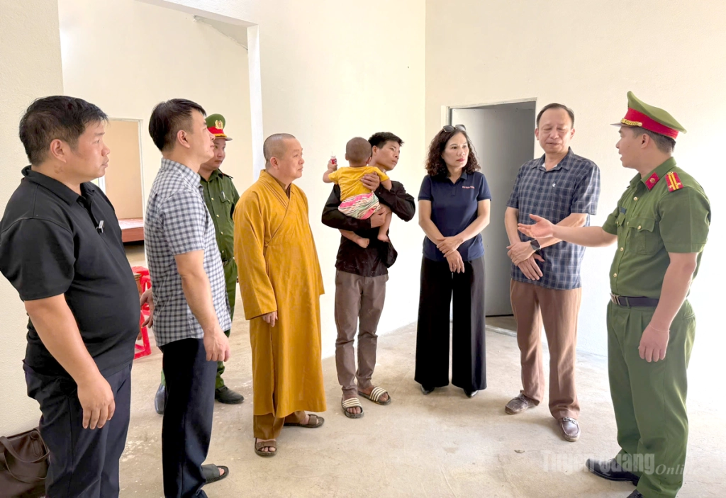 Lãnh đạo Báo và  phát thanh, truyền hình Tuyên Quang cùng các nhà hảo tâm thăm gia đình anh  Hoàng Văn Nhâm, thôn Chương,  xã Hùng Lợi  trong ngôi nhà mới  được hỗ trợ xây dựng  từ chuyên mục  “Nhịp cầu nhân ái”  kết nối hỗ trợ.