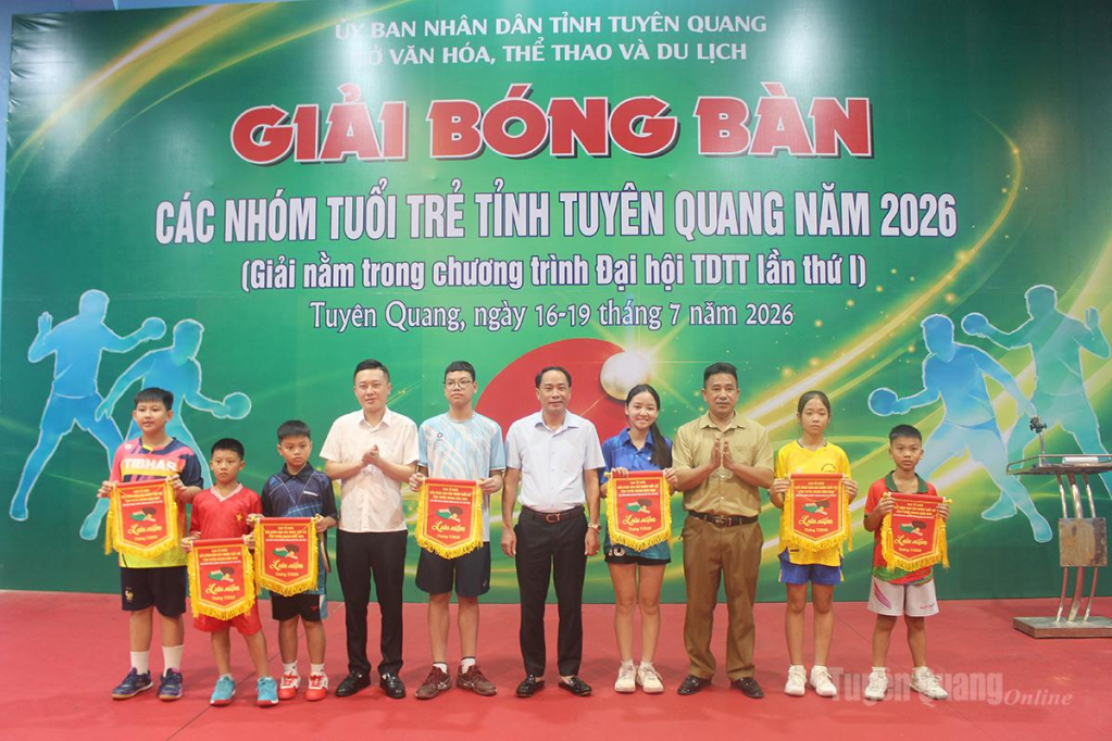 Ban tổ chức trao cờ lưu niệm cho các đoàn tham gia giải.