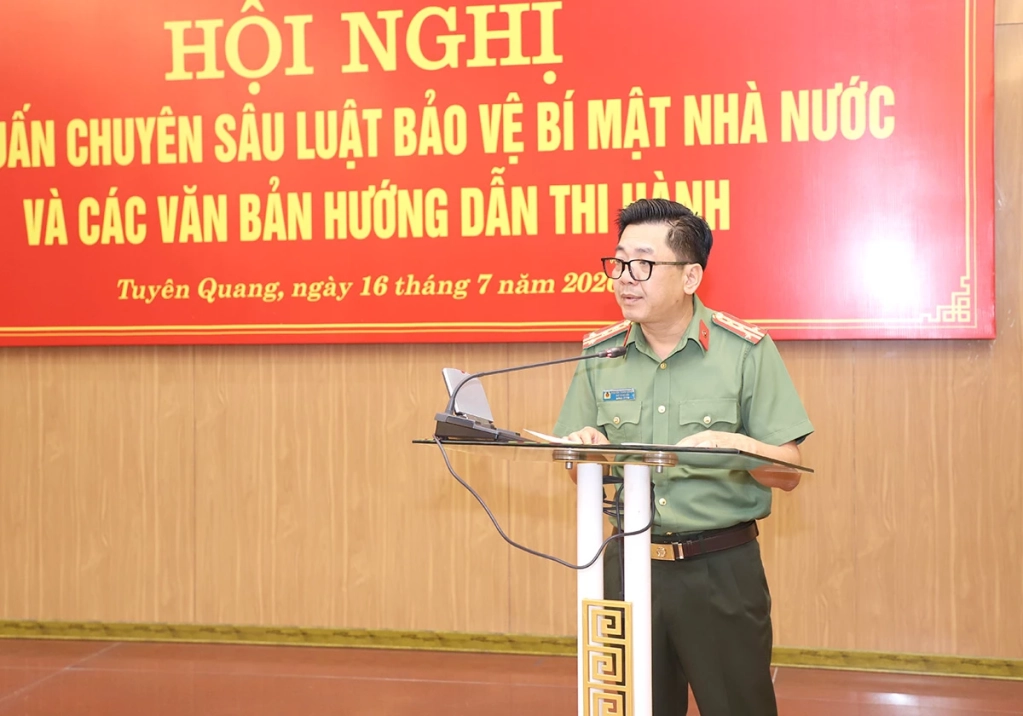 Phó Giám đốc Công an tỉnh Nguyễn Thành Chung truyền đạt chuyên đề “Thực trạng lộ, mất bí mật nhà nước và công tác phòng ngừa”.