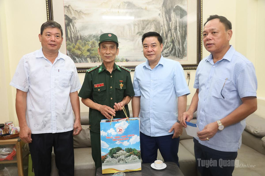 Phó Chủ tịch UBND tỉnh  Hoàng Gia Long thăm, tặng quà ông Trần Đức Quỳnh, bệnh binh suy giảm khả năng lao động 61%.