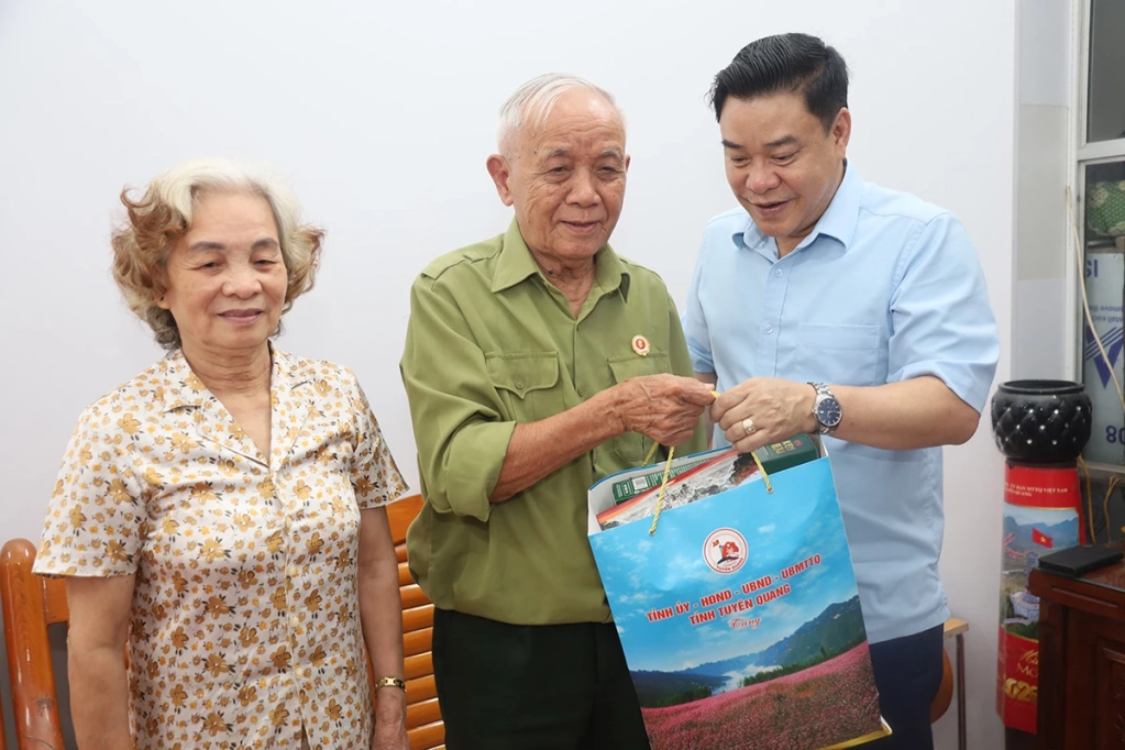 Phó Chủ tịch UBND tỉnh Hoàng Gia Long thăm, tặng quà gia đình  ông Trần Văn Nghĩa, thương binh suy giảm khả năng lao động 31%,.