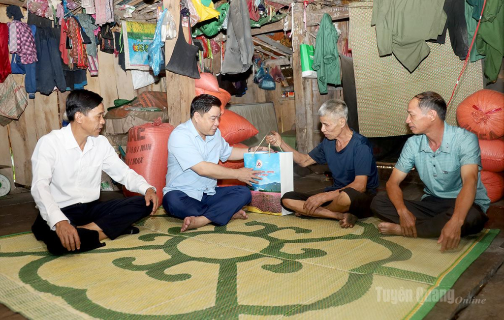 Phó Chủ tịch UBND tỉnh  Hoàng Gia Long thăm, tặng quà ông Lý Văn Vải, thương binh suy giảm khả năng lao động 21% ở thôn Nặm Tẹ, xã Thanh Thủy.