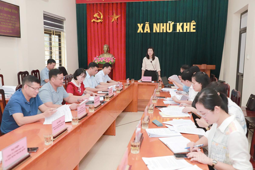 Đồng chí Phạm Thị Minh Xuân, Ủy viên Ban Thường vụ Tỉnh uỷ, Phó Chủ tịch HĐND tỉnh cùng Đoàn giám sát khảo sát làm việc với UBND xã Nhữ Khê và các công ty, doanh nghiệp thực hiện dự án trên địa bàn xã.