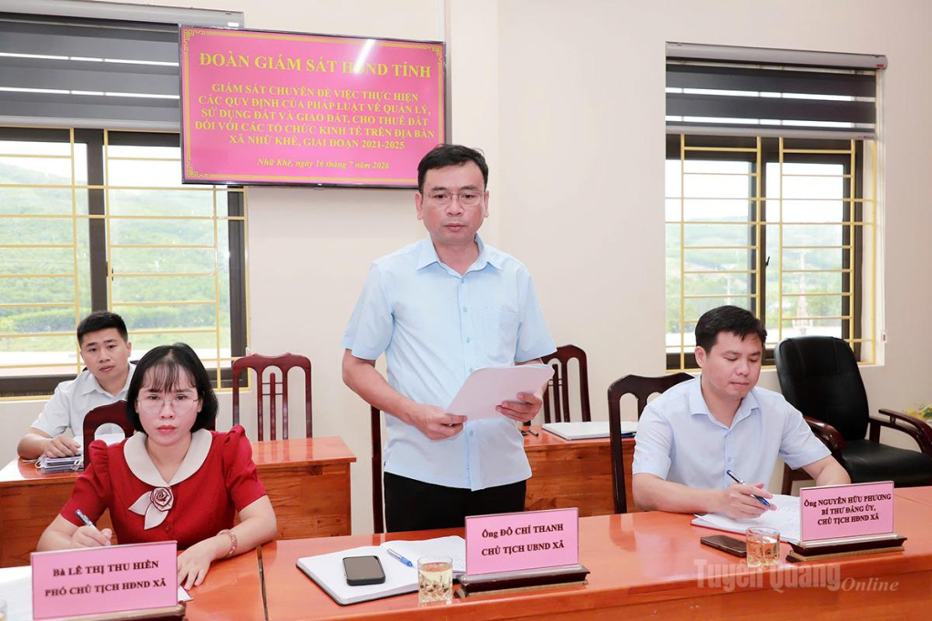 Lãnh đạo UBND xã Nhữ Khê báo cáo việc thực hiện các quy định của pháp luật về quản lý, sử dụng và giao đất, cho thuê đất đối với các dự án trên địa bàn xã.