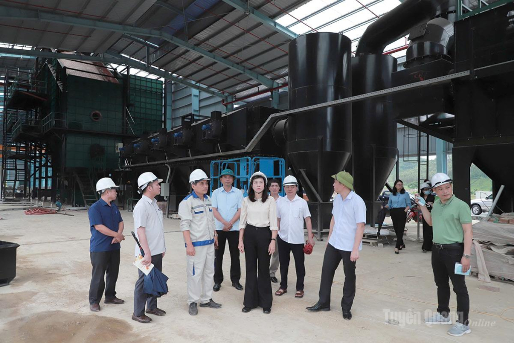 Đồng chí Phạm Thị Minh Xuân, Ủy viên Ban Thường vụ Tỉnh uỷ, Phó Chủ tịch HĐND tỉnh cùng Đoàn giám sát khảo sát dự án Nhà máy xử lý rác thải xã Nhữ Khê, Công ty Cổ phần công nghệ Môi trường HM Group làm chủ đầu tư.