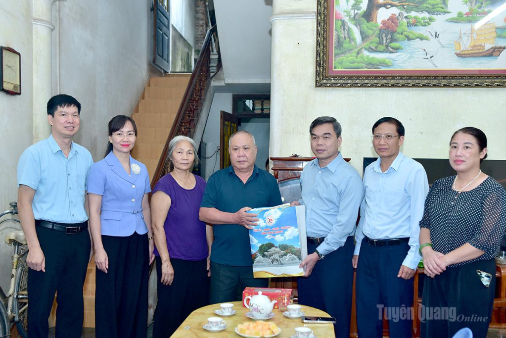 Phó Bí thư Tỉnh ủy, Chủ tịch Ủy ban MTTQ Việt Nam tỉnh Ma Thế Hồng thăm, tặng quà ông Lê Ngọc Thư, người hoạt động kháng chiến bị nhiễm chất độc hóa học, ở thôn Tân An, xã Hàm Yên.