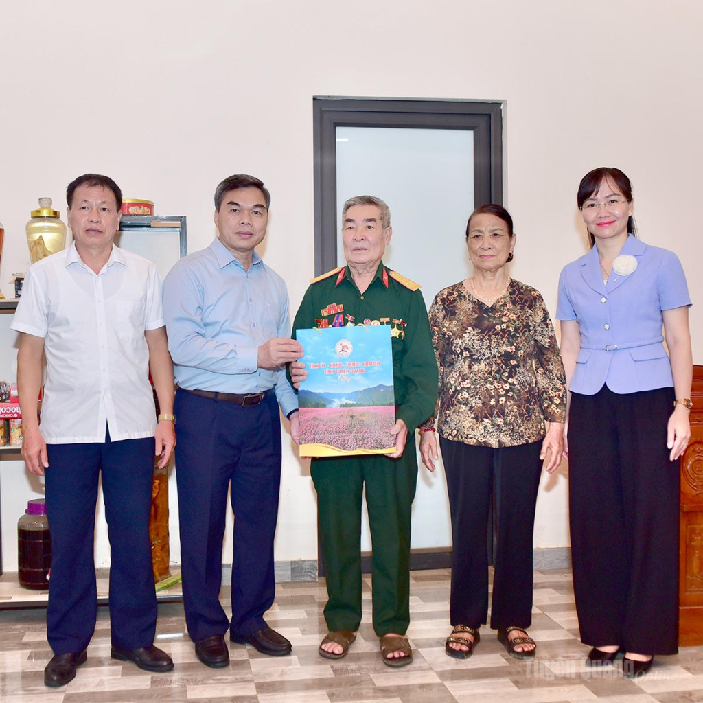 Phó Bí thư Tỉnh ủy, Chủ tịch Ủy ban MTTQ Việt Nam tỉnh Ma Thế Hồng thăm, tặng quà ông Nguyễn Như Ý, thương binh, bệnh binh, ở thôn Đo, xã Bình Xa.