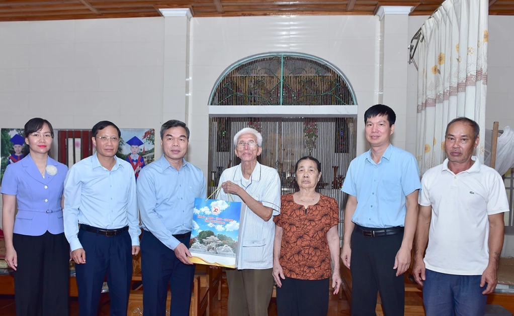 Phó Bí thư Tỉnh ủy, Chủ tịch Ủy ban MTTQ Việt Nam tỉnh Ma Thế Hồng thăm, tặng quà ông Phạm Xuân Du, bệnh binh, người hoạt động kháng chiến bị nhiễm chất độc hóa học, ở thôn Tân Thành, xã Hàm Yên.