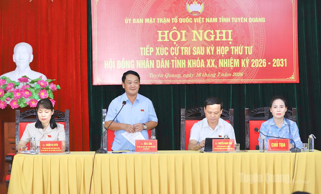 Bí thư Tỉnh uỷ Hầu A Lềnh phát biểu tại buổi tiếp xúc.