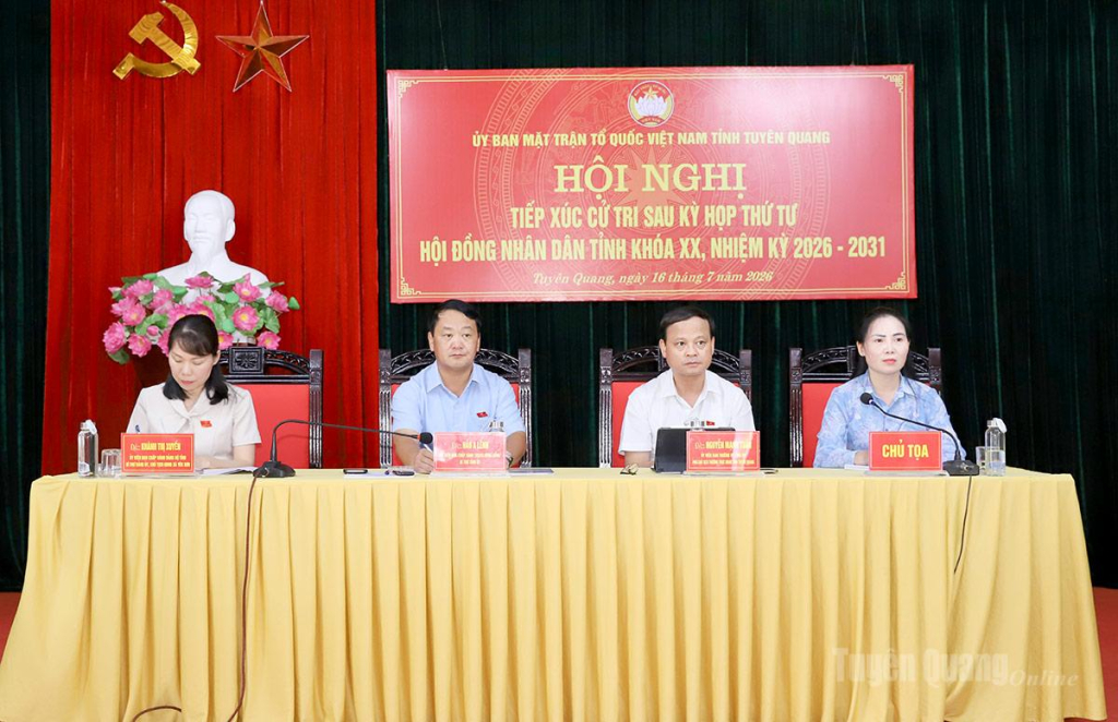 Tổ đại biểu HĐND tỉnh tại buổi tiếp xúc cử tri phường Nông Tiến.