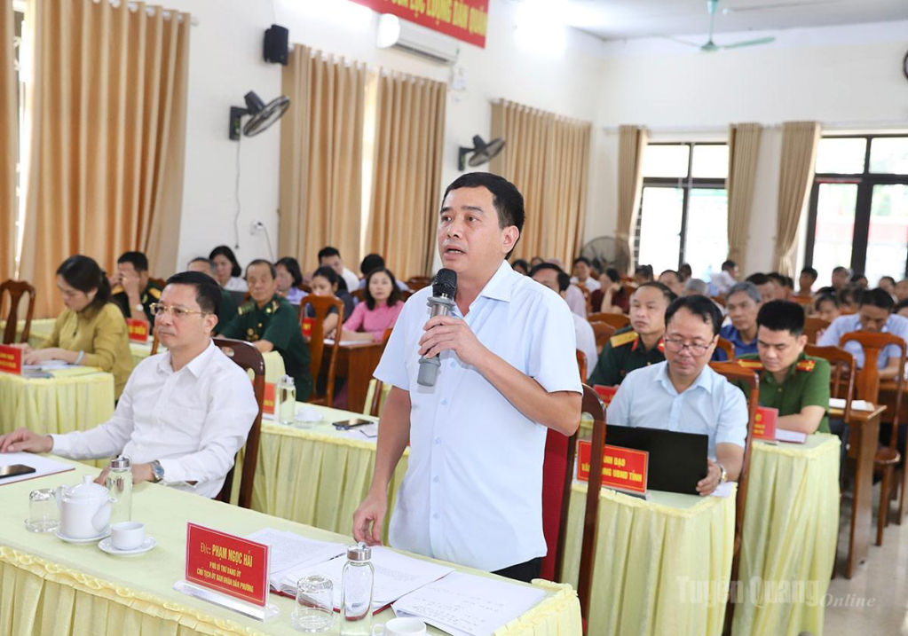 Lãnh đạo phường Nông Tiến giải đáp một số ý kiến của cử tri thuộc thẩm quyền.