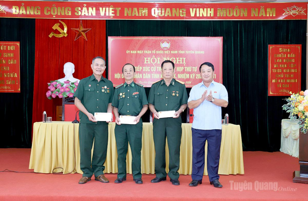 Bí thư Tỉnh uỷ Hầu A Lềnh tặng quà các cựu chiến binh phường Nông Tiến.