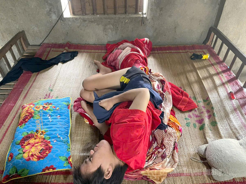 Cháu Nguyễn Thị Huệ, bị thiểu năng trí tuệ  con gái của chị Hoàng Thị Hó, thôn Thác Vệ, xã Bằng Hành.