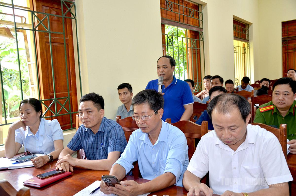 Cử tri xã Bạch Xa kiến nghị tại hội nghị.