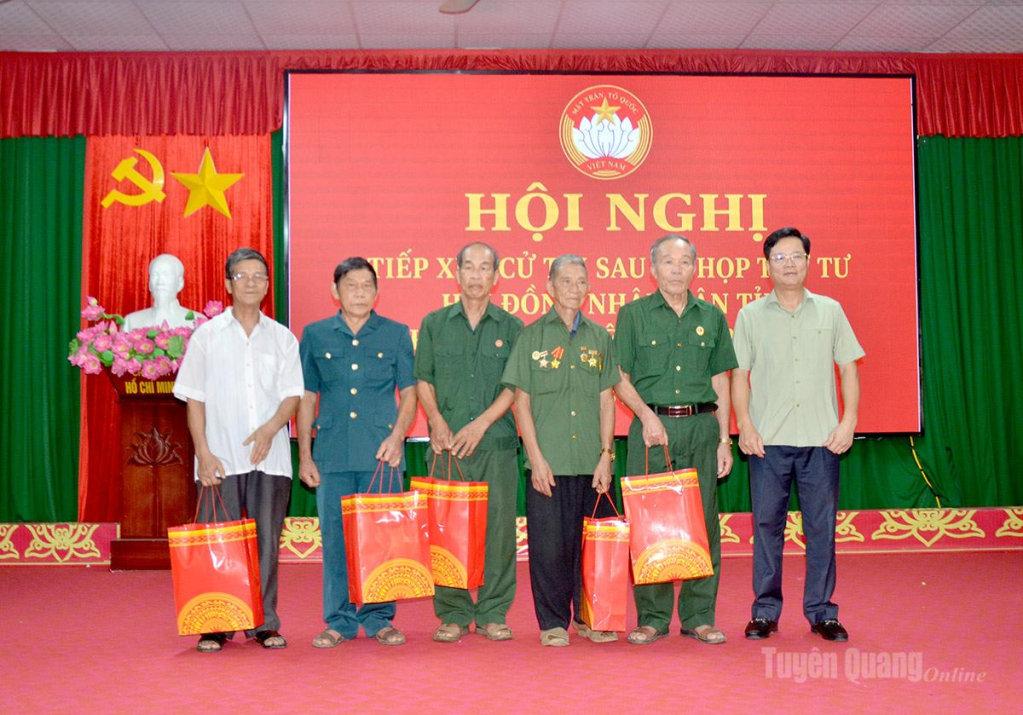 Tổ đại biểu số 5 HĐND tỉnh trao quà cho các hộ gia đình chính sách, gia đình có hoàn cảnh khó khăn trên địa bàn xã.