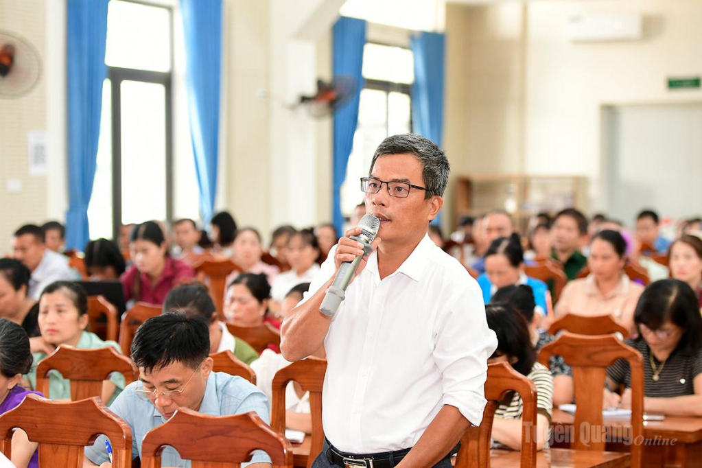Cử tri xã Chiêm Hóa nêu ý kiến tại hội nghị.