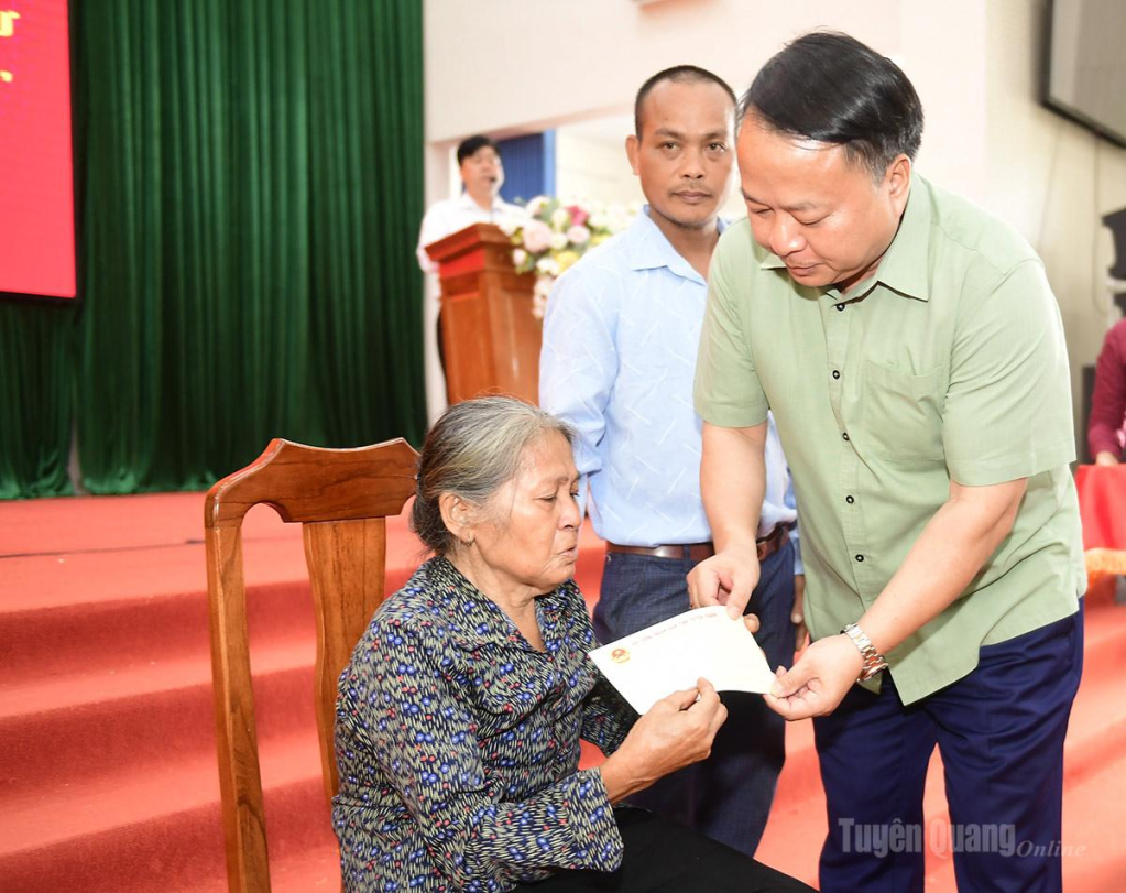 Chủ tịch UBND tỉnh Phan Huy Ngọc tặng quà cho các hộ gia đình có hoàn cảnh trên địa bàn xã Chiêm Hóa.