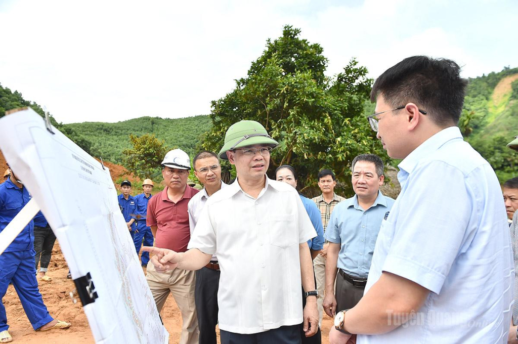 Đồng chí Nguyễn Văn Sơn, Chủ tịch HĐND tỉnh chỉ đạo đơn vị thi công đẩy nhanh tiến độ thi công Công trình bố trí, sắp xếp ổn định khu dân cư thôn Ngõa, xã Yên Phú.