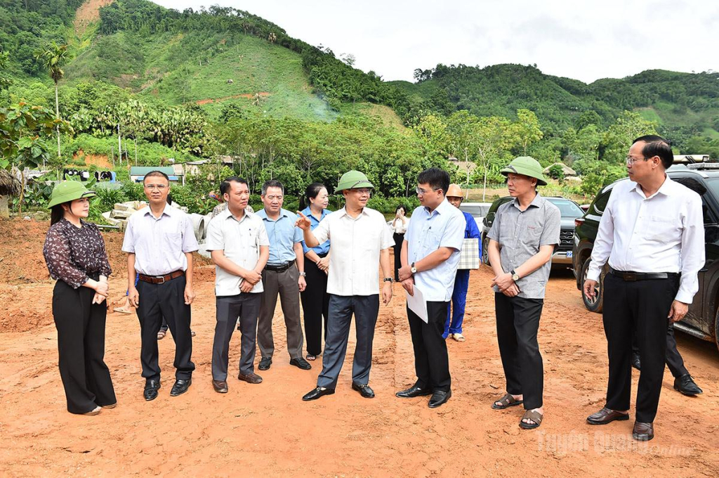 Đồng chí Nguyễn Văn Sơn, Chủ tịch HĐND tỉnh và đoàn công tác khảo sát tiền độ dự án bố trí, sắp xếp ổn định khu dân cư thôn Ngõa, xã Yên Phú.