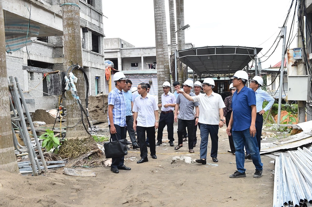 Đồng chí Nguyễn Văn Sơn, Chủ tịch HĐND tỉnh và đoàn công tác khảo sát tiến độ công trình Trung tâm Y tế Hàm Yên.