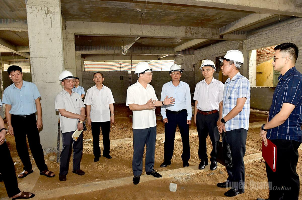 Đồng chí Nguyễn Văn Sơn, Chủ tịch HĐND tỉnh chỉ đạo đơn vị nhà thầu đẩy nhanh tiến độ thi công công trình Trung tâm Y tế Hàm Yên.