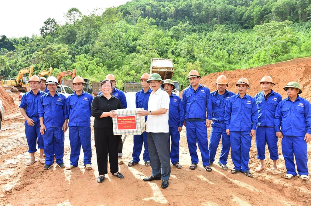 Đồng chí Nguyễn Văn Sơn, Chủ tịch HĐND tỉnh tặng quà công nhân thi công công trình bố trí, sắp xếp ổn định khu dân cư thôn Ngõa, xã Yên Phú.