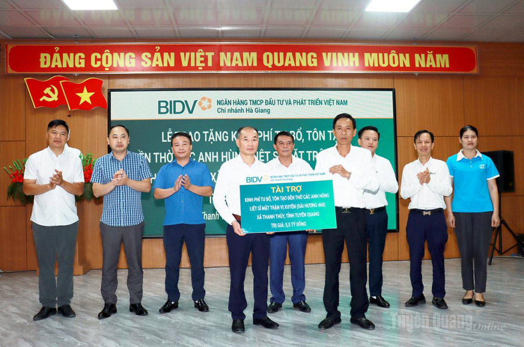 Lãnh đạo BIDV Hà Giang trao biển tượng trưng kinh phí tài trợ tu bổ, tôn tạo Đền thờ các Anh hùng Liệt sĩ Mặt trận Vị Xuyên cho xã Thanh Thủy.