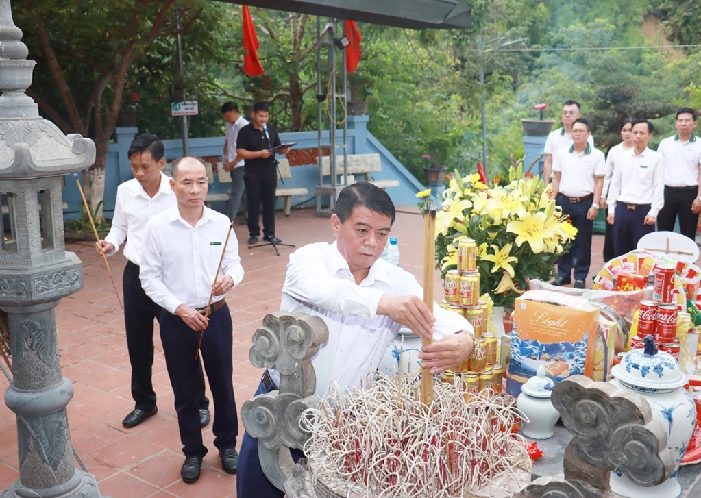 Các đại biểu dâng hương tại Đền thờ các Anh hùng Liệt sĩ Mặt trận Vị Xuyên trên Điểm cao 468.