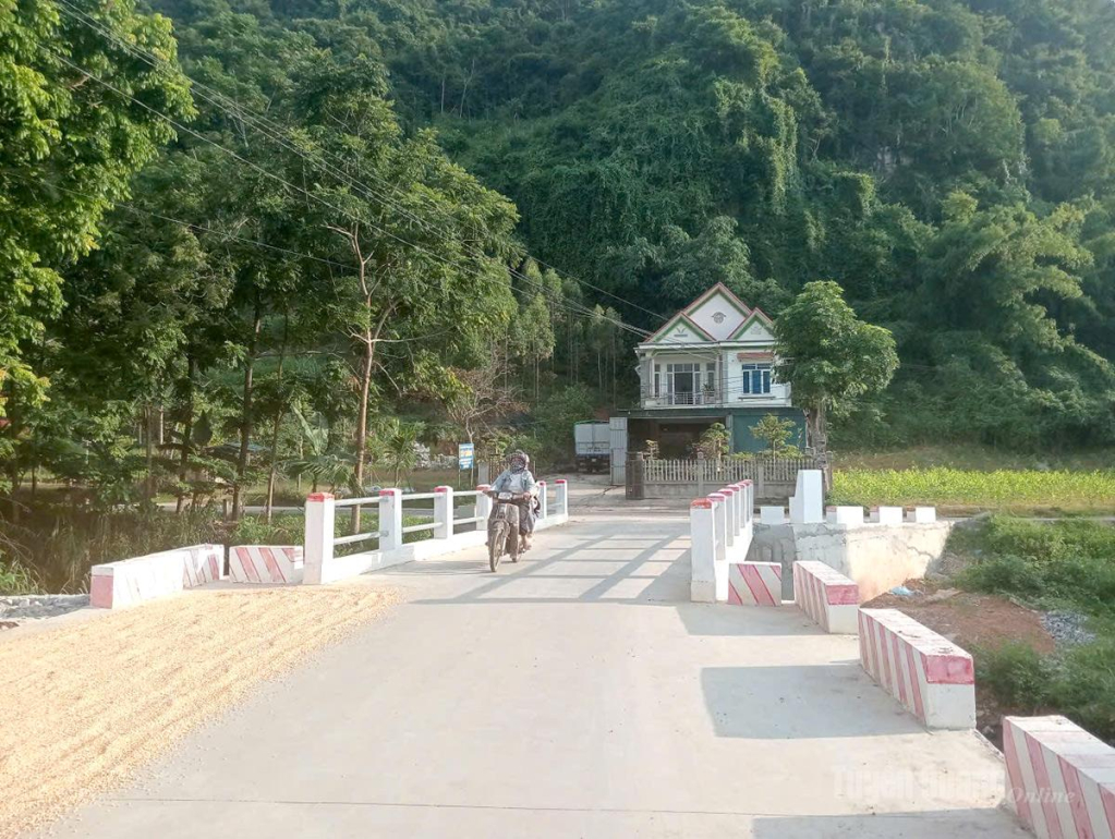 Cây cầu hoàn thành giúp người dân đi lại thuận tiện, giao thương hàng hóa thông suốt.