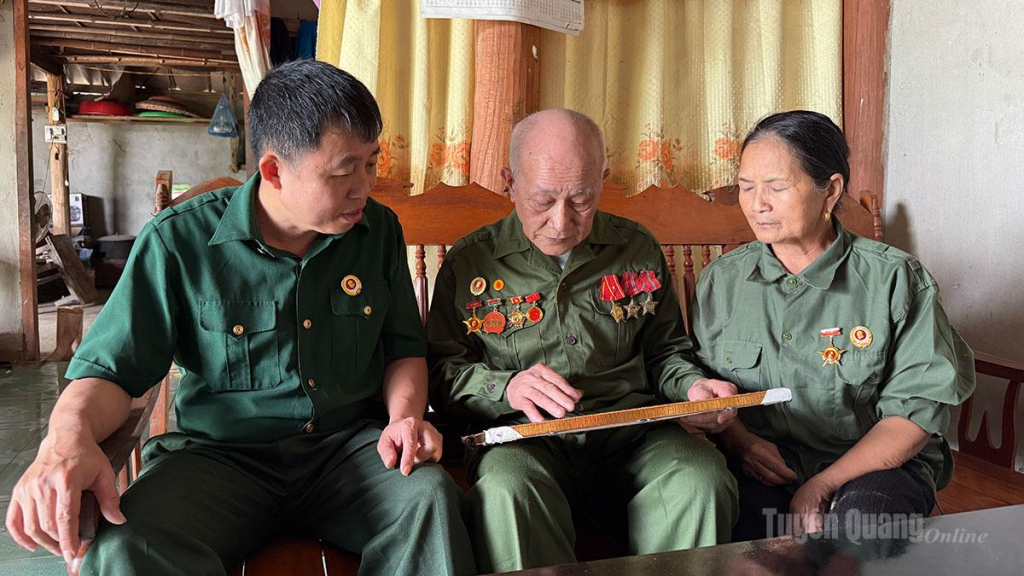 Cựu chiến binh Quan Văn Nhài, thôn Bản Tụm, xã Tân Mỹ ôn lại ký ức những ngày vận chuyển hàng hóa tới các điểm chốt trong cuộc chiến bảo vệ Thành cổ Quảng Trị.