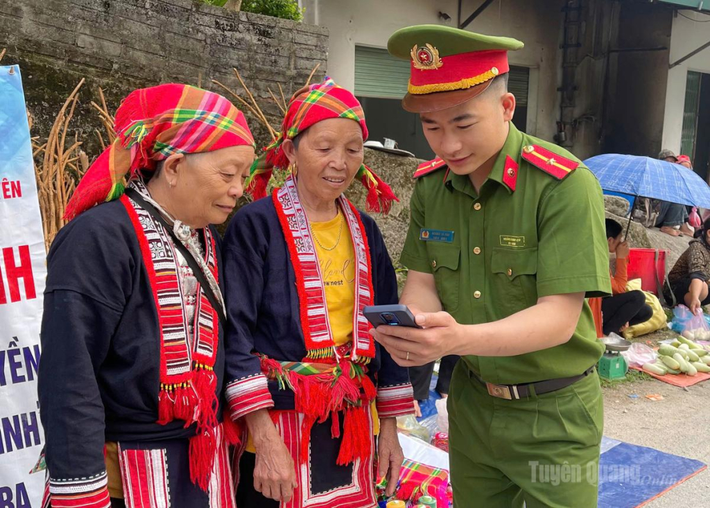 Công an xã Thông Nguyên tuyên truyền người dân nâng cao nhận thức và quản lý con em trên không gian mạng.