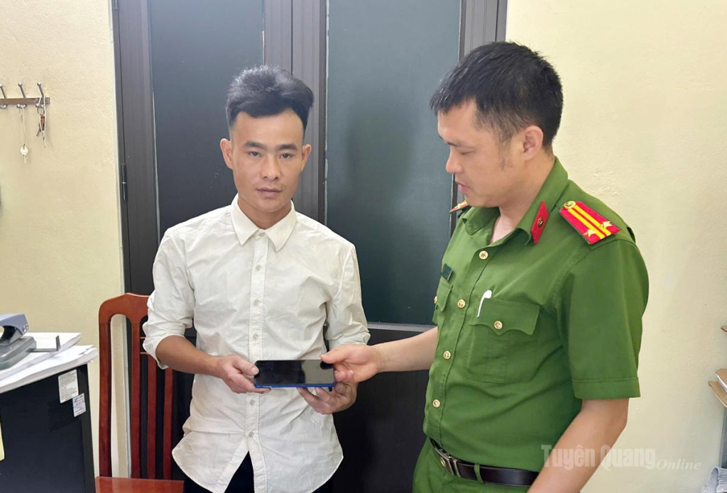 Anh Thào Mí Phừ, xã Cán Tỷ nhận lại chiếc điện thoại của con gái sử dụng khi bị các đối tượng dụ dỗ.