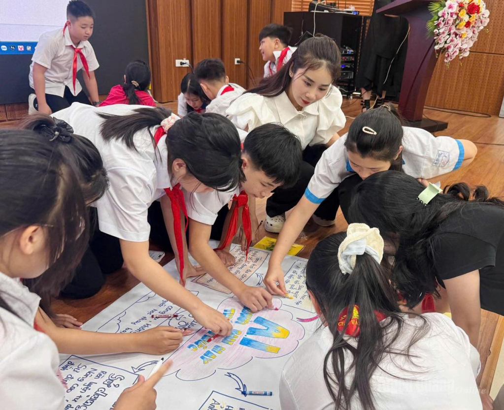 Thành viên Hội đồng trẻ em cấp tỉnh tập huấn thu thập thông tin, nhận diện tác động của AI và mạng xã hội với trẻ em.
