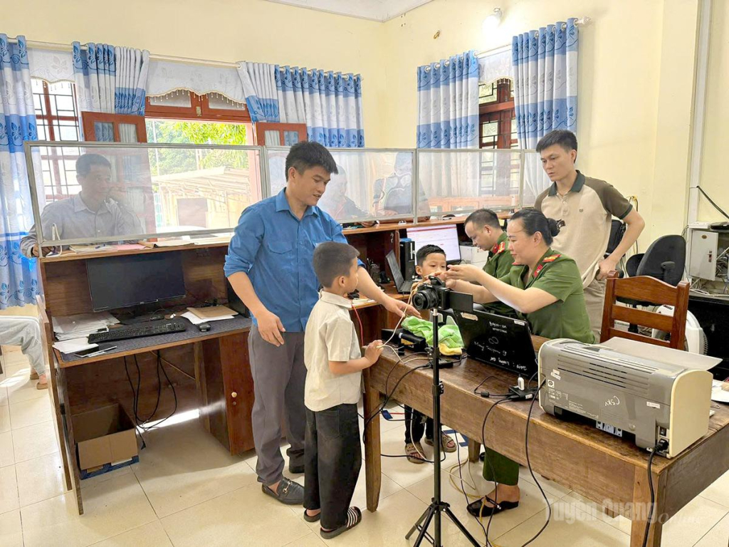 Công an xã Kiên Đài và đoàn thanh niên thực hiện làm Căn cước công dân cho trẻ từ 6 - 14 tuổi.