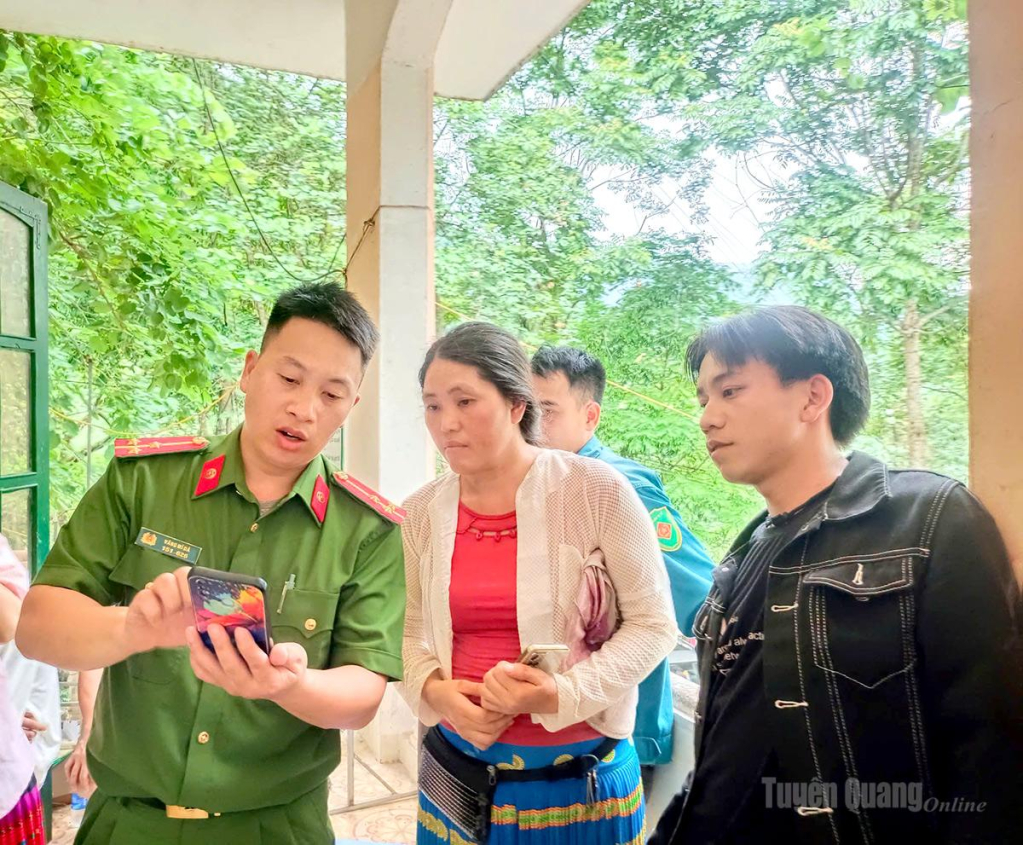 Công an xã Khâu Vai hướng dẫn người dân sử dụng các dịch vụ tiện ích số trên điện thoại thông minh.