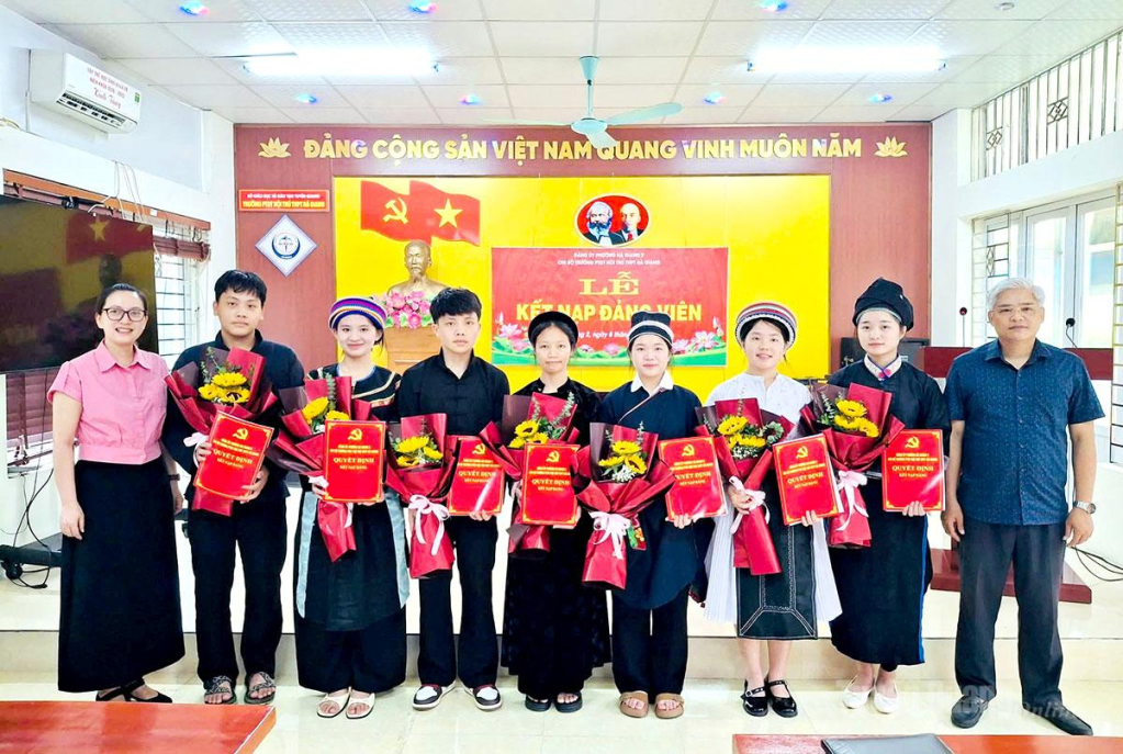 Các em học sinh trường PTDT Nội trú THPT Hà Giang được kết nạp vào Đảng khi 18 tuổi. 