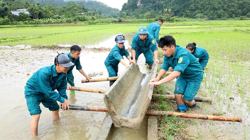 Lực lượng dân quân tự vệ xã Lâm Bình chung sức cùng Nhân dân khắc phục hậu quả thiên tai, nhanh chóng ổn định sản xuất và đời sống.