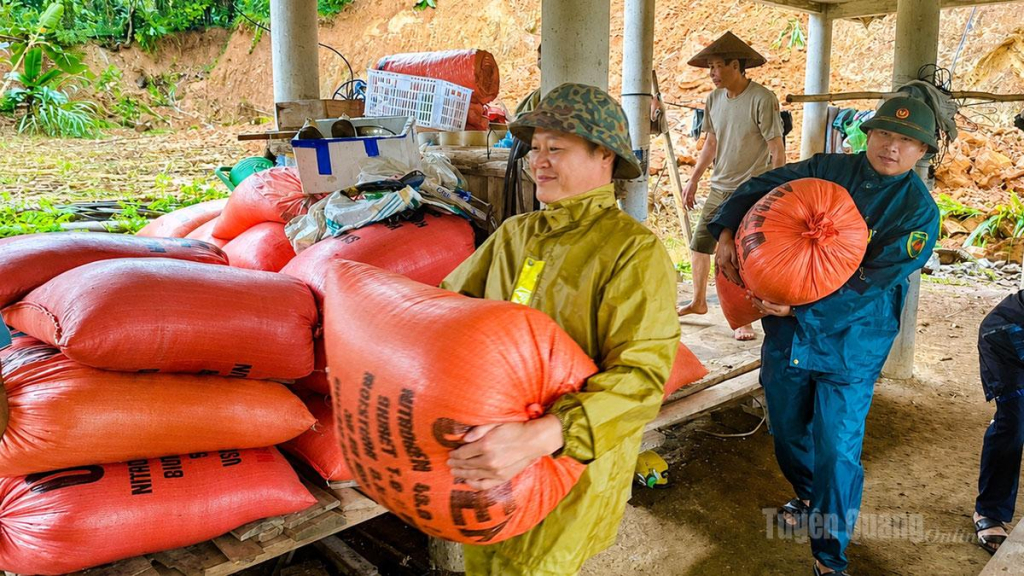 Công an xã Tiên Yên  hỗ trợ di chuyển tài sản của Nhân dân đến các điểm tránh trú an toàn.