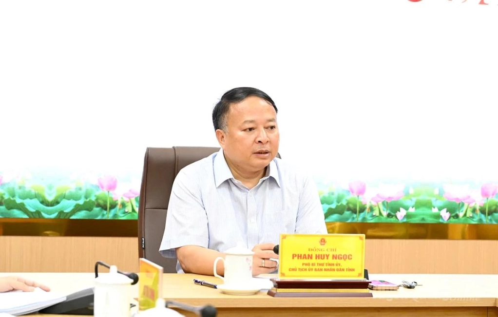 Đồng chí Phan Huy Ngọc, Phó Bí thư Tỉnh ủy, Chủ tịch UBND tỉnh chủ trì cuộc họp.