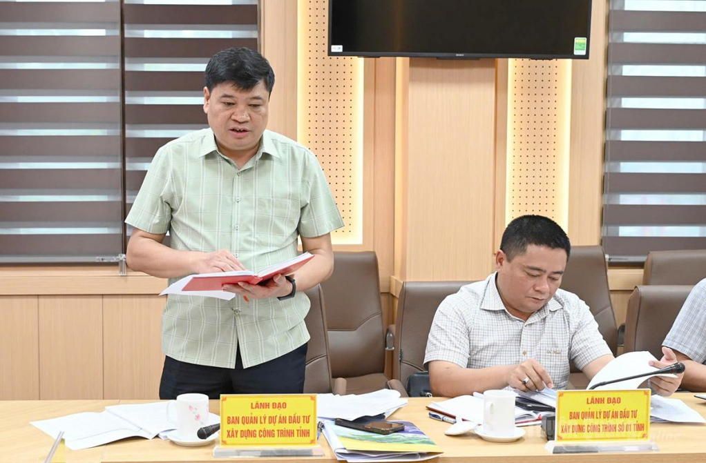 Lãnh đạo Ban quản lý dự án đầu tư xây dựng công trình tỉnh báo cáo đề xuất các giải pháp để tháo gỡ khó khăn, đẩy nhanh tiến độ các công trình.