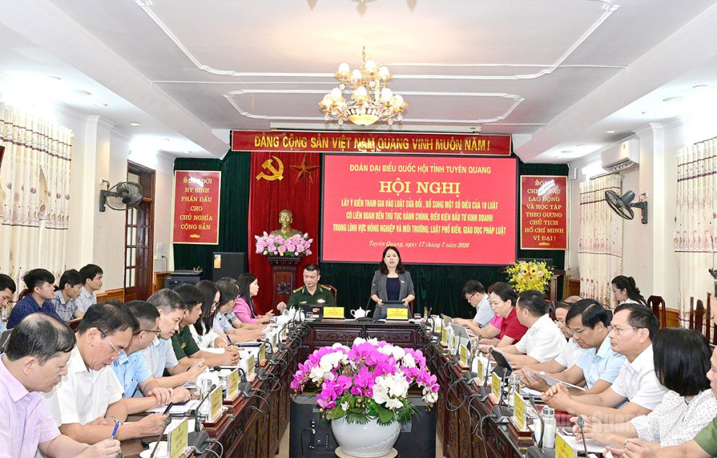Đồng chí Lý Thị Lan, Phó Trưởng đoàn ĐBQH chuyên trách khóa XVI tỉnh chủ trì hội nghị.