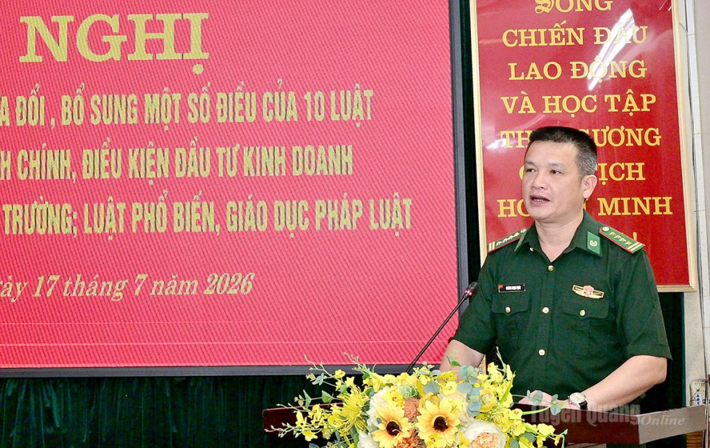 Đồng chí Hoàng Ngọc Định, Ủy viên Ban Chấp hành Đảng bộ tỉnh, Phó Chủ huy trưởng BCHQS tỉnh, Chủ huy trưởng Ban Chỉ huy Bộ đội biên phòng tỉnh, đại biểu Quốc hội khóa XVI tỉnh báo cáo đề dẫn về các dự thảo Luật.