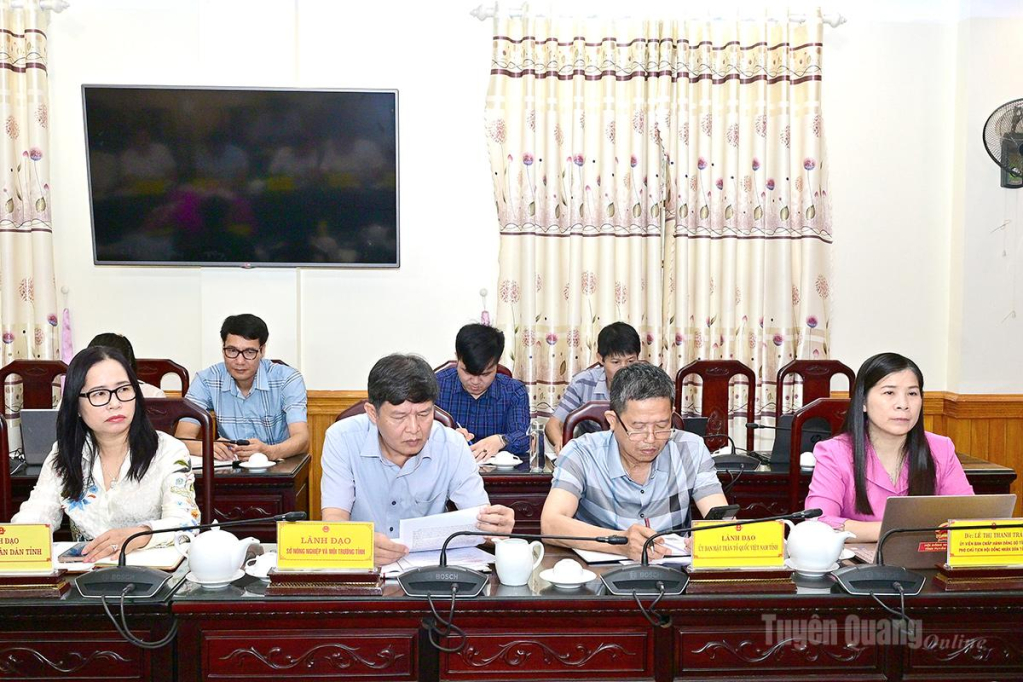 Lãnh đạo HĐND tỉnh và các đại biểu dự hội nghị.
